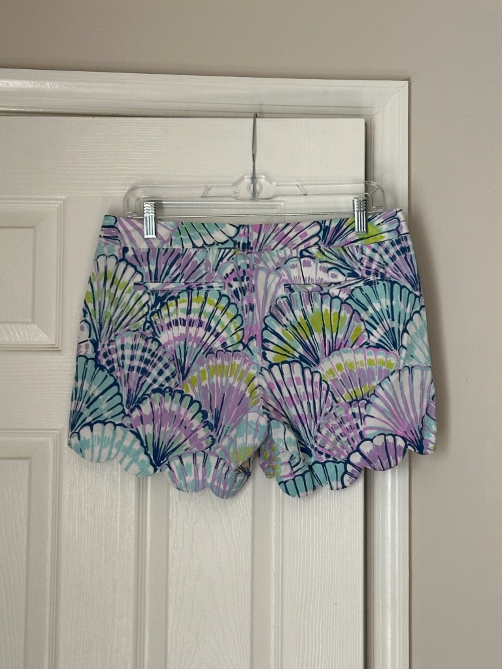 Lilly Pulitzer Oh Shello Pastel Print Buttercup Scalloped Hem Shorts Purple Sz 4 - Picture 4 of 7